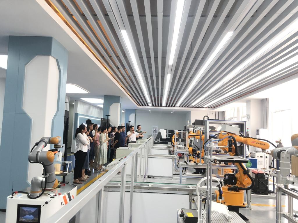 智能融合，賦能未來 學(xué)校圓滿完成智能制造創(chuàng)新工廠系統(tǒng)集成與應(yīng)用師資培訓(xùn)